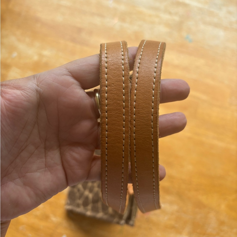 Giraffe print tote with Bee Broach and leather handles - Picture 6 of 11